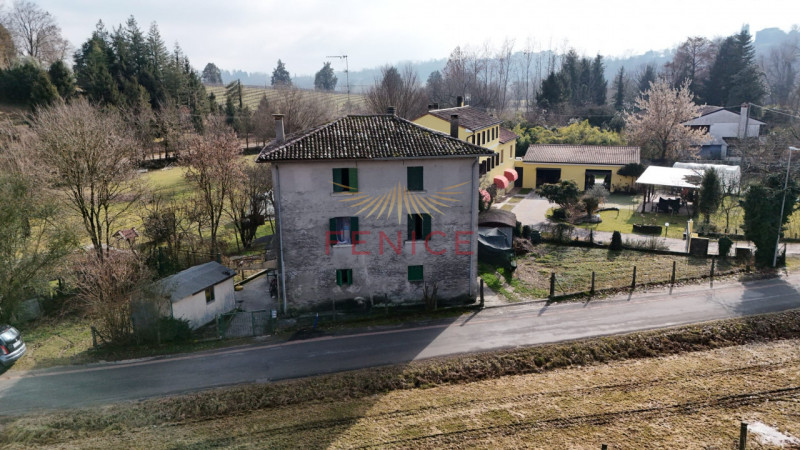 Ai piedi dei suggestivi Colli di Conegliano, proponiamo una prestigiosa casa rustica di campagna,...