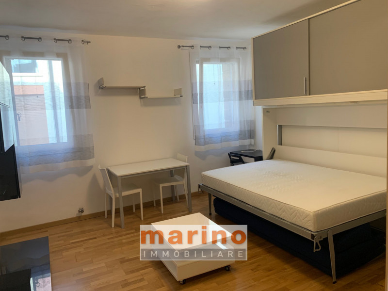 PADOVA CENTRO - PIAZZA DEL SANTO
Affittasi appartamento monolocale con cucinotto separato arredat...