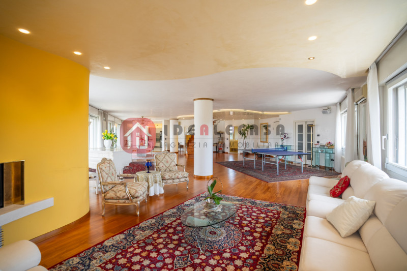 RIF: FR009 PADOVA - ABANO CENTRO Proponiamo in vendita nel centro di Abano Terme in contesto sign...