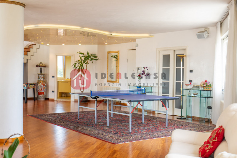 RIF: FR009 PADOVA - ABANO CENTRO Proponiamo in vendita nel centro di Abano Terme in contesto sign...