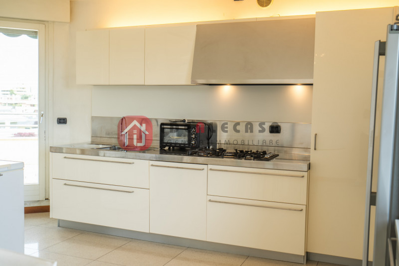 RIF: FR009 PADOVA - ABANO CENTRO Proponiamo in vendita nel centro di Abano Terme in contesto sign...