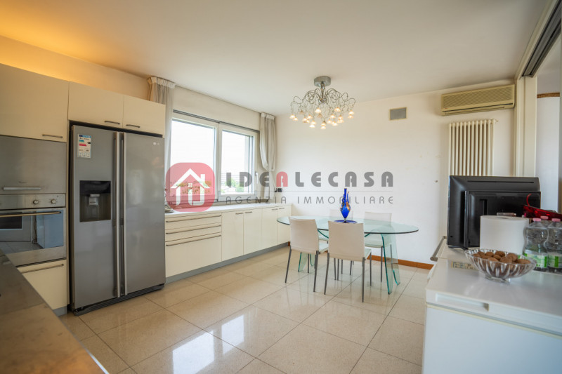 RIF: FR009 PADOVA - ABANO CENTRO Proponiamo in vendita nel centro di Abano Terme in contesto sign...