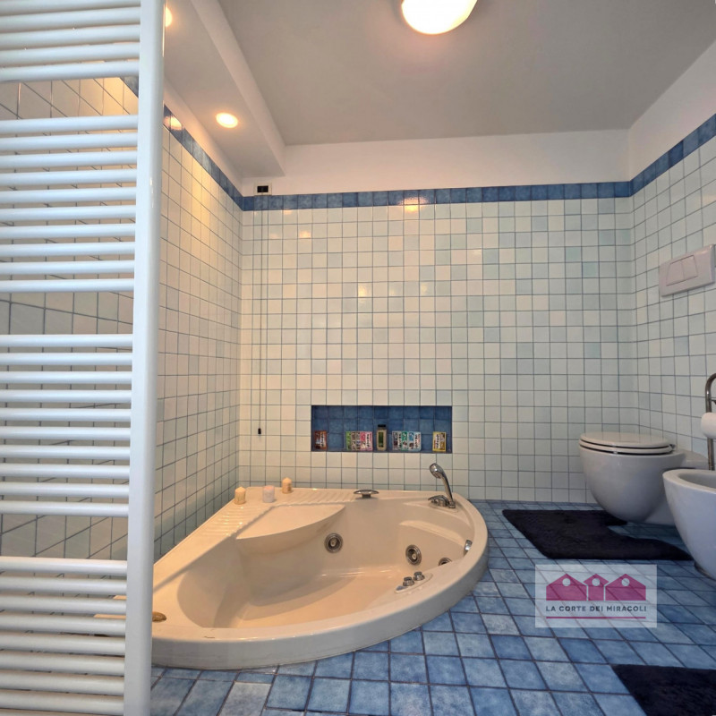 IN ESCLUSIVA A BERTESINA: SPAZIOSA E RECENTE BIFAMILIARE CON AMPIA ZONA LIVING, 3 CAMERE PIÙ STUD...