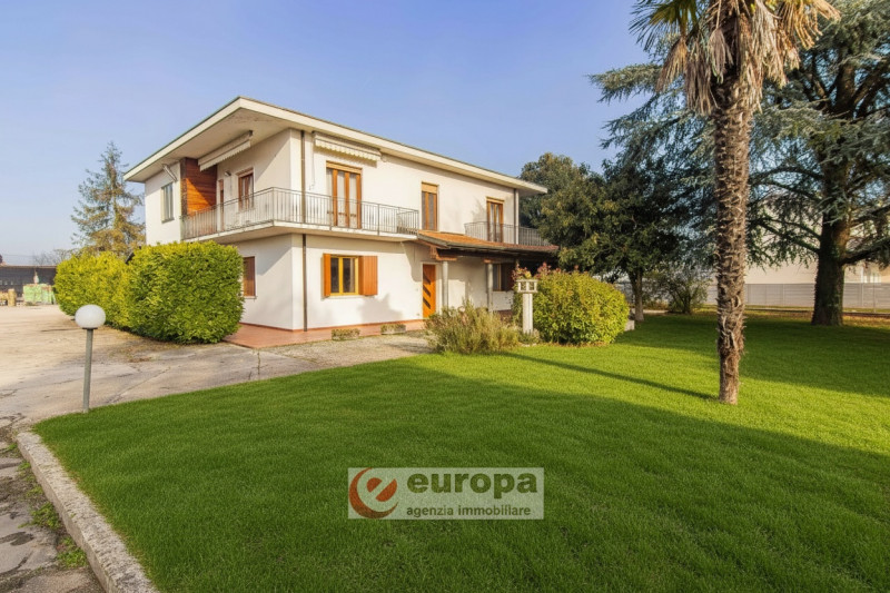 VICENZA, tra ANCONETTA ed OSPEDALETTO, offresi valida opportunità per due famiglie: una villetta ...