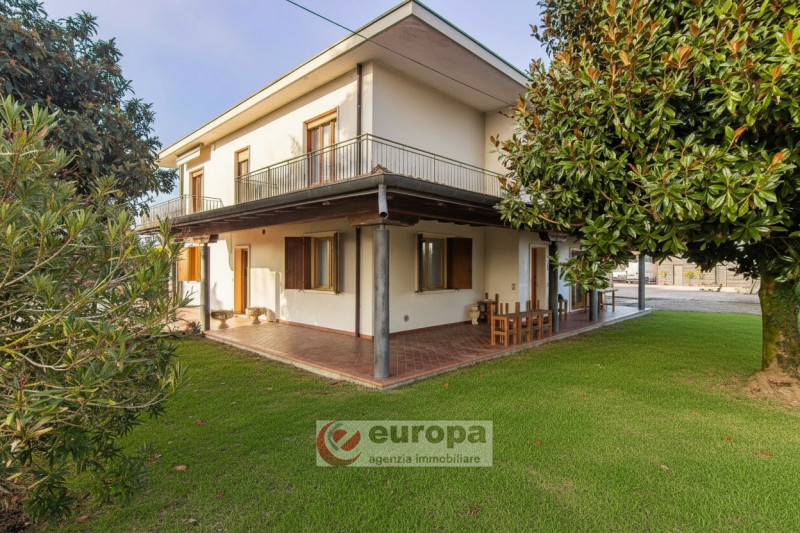 VICENZA, tra ANCONETTA ed OSPEDALETTO, offresi valida opportunità per due famiglie: una villetta ...