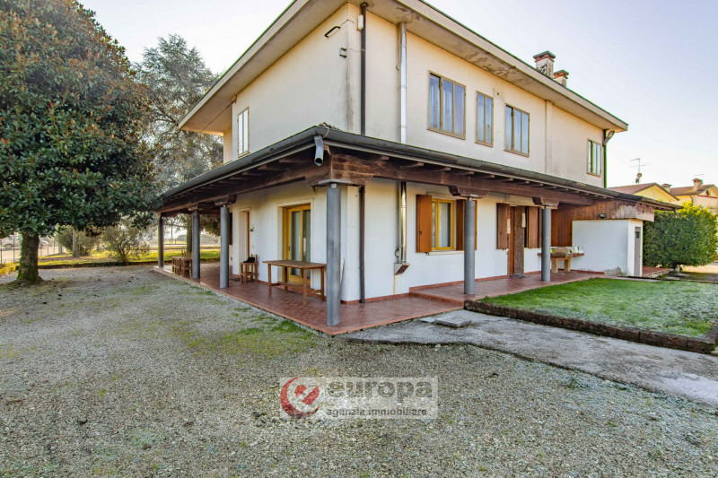 VICENZA, tra ANCONETTA ed OSPEDALETTO, offresi valida opportunità per due famiglie: una villetta ...