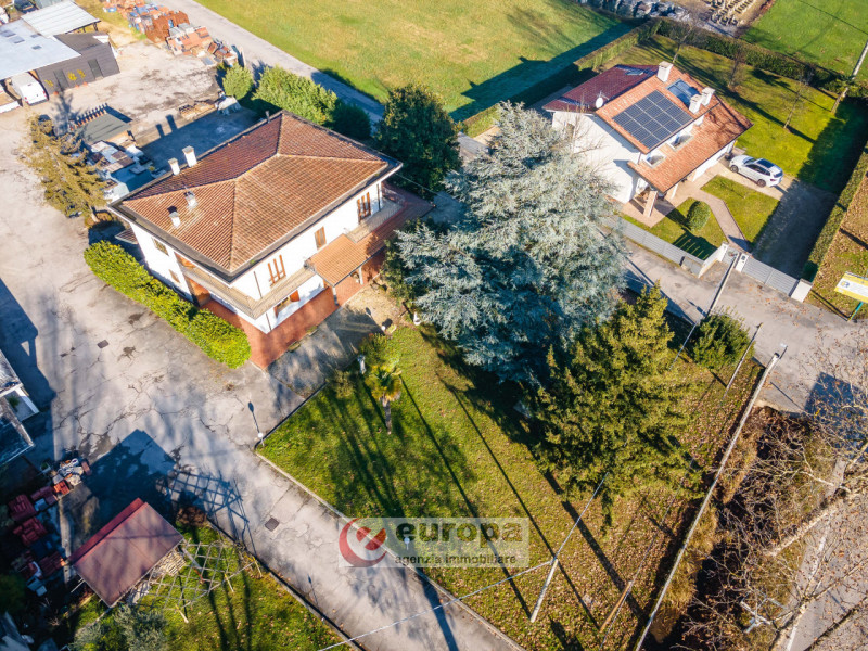 VICENZA, tra ANCONETTA ed OSPEDALETTO, offresi valida opportunità per due famiglie: una villetta ...