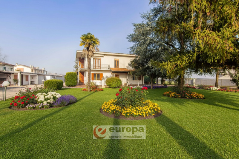 VICENZA, tra ANCONETTA ed OSPEDALETTO, offresi valida opportunità per due famiglie: una villetta ...