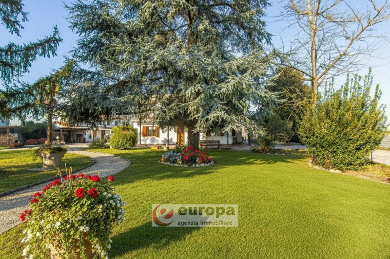 VICENZA, tra ANCONETTA ed OSPEDALETTO, offresi valida opportunità per due famiglie: una villetta ...