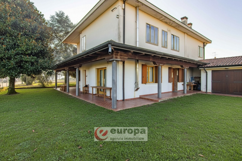 VICENZA, tra ANCONETTA ed OSPEDALETTO, offresi valida opportunità per due famiglie: una villetta ...