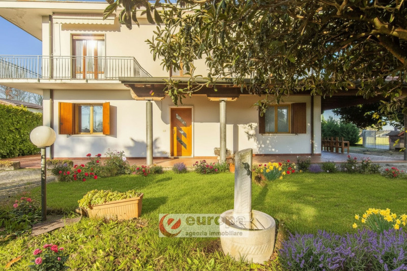 VICENZA, tra ANCONETTA ed OSPEDALETTO, offresi valida opportunità per due famiglie: una villetta ...