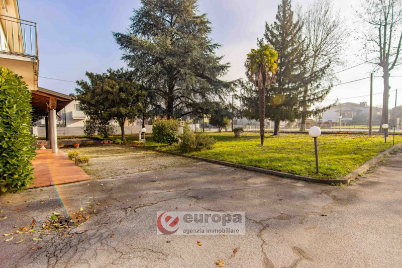 VICENZA, tra ANCONETTA ed OSPEDALETTO, offresi valida opportunità per due famiglie: una villetta ...