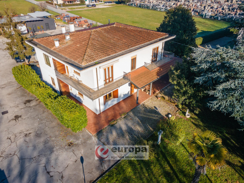 VICENZA, tra ANCONETTA ed OSPEDALETTO, offresi valida opportunità per due famiglie: una villetta ...