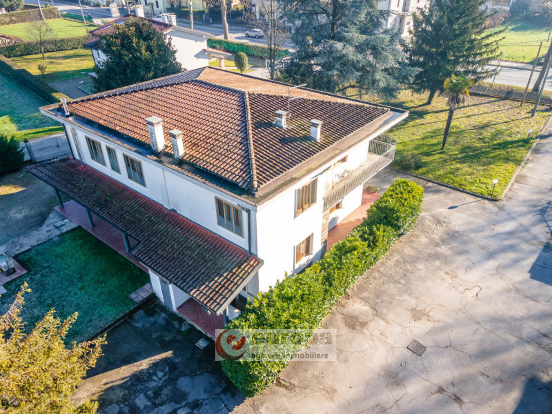 VICENZA, tra ANCONETTA ed OSPEDALETTO, offresi valida opportunità per due famiglie: una villetta ...