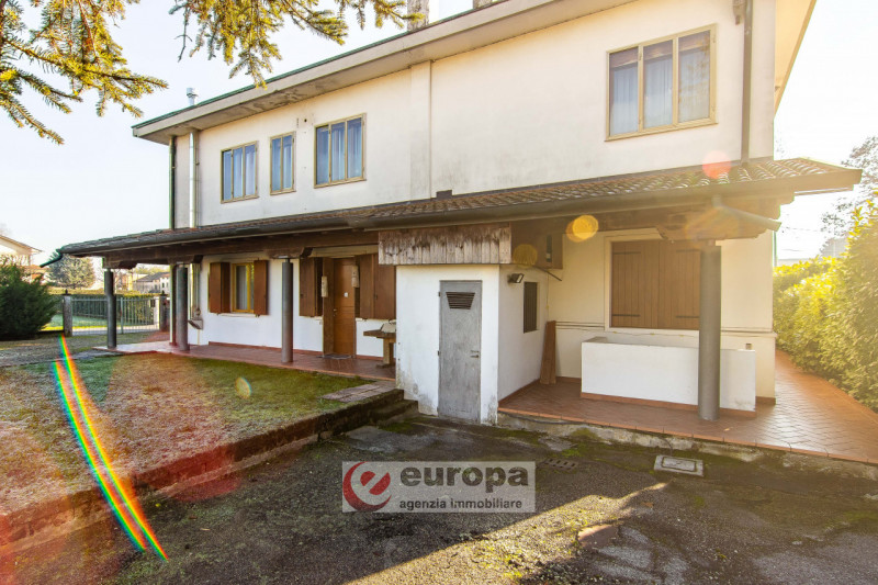 VICENZA, tra ANCONETTA ed OSPEDALETTO, offresi valida opportunità per due famiglie: una villetta ...