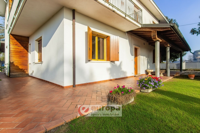 VICENZA, tra ANCONETTA ed OSPEDALETTO, offresi valida opportunità per due famiglie: una villetta ...