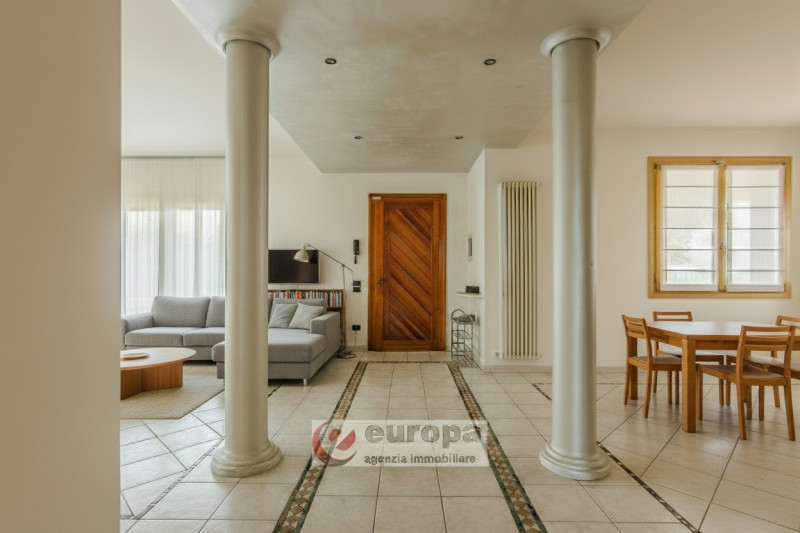 VICENZA, tra ANCONETTA ed OSPEDALETTO, offresi valida opportunità per due famiglie: una villetta ...