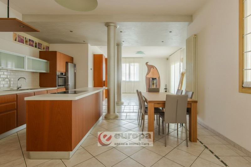 VICENZA, tra ANCONETTA ed OSPEDALETTO, offresi valida opportunità per due famiglie: una villetta ...