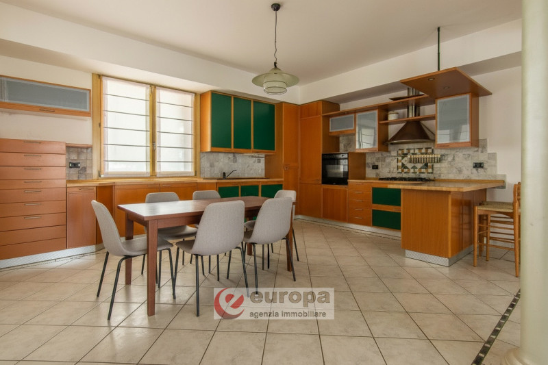 VICENZA, tra ANCONETTA ed OSPEDALETTO, offresi valida opportunità per due famiglie: una villetta ...