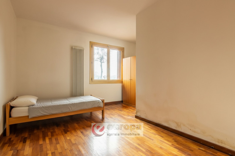 VICENZA, tra ANCONETTA ed OSPEDALETTO, offresi valida opportunità per due famiglie: una villetta ...