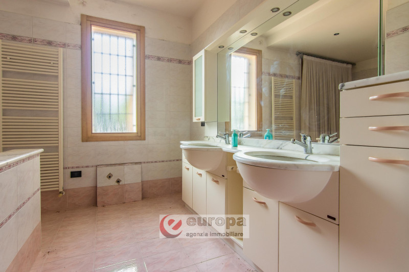 VICENZA, tra ANCONETTA ed OSPEDALETTO, offresi valida opportunità per due famiglie: una villetta ...