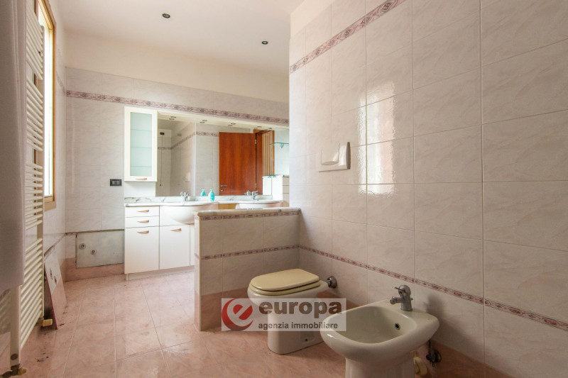 VICENZA, tra ANCONETTA ed OSPEDALETTO, offresi valida opportunità per due famiglie: una villetta ...