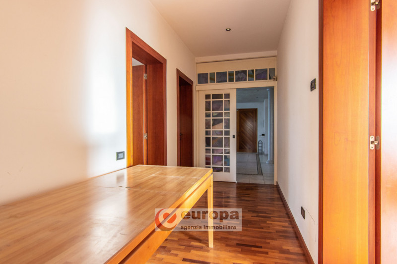 VICENZA, tra ANCONETTA ed OSPEDALETTO, offresi valida opportunità per due famiglie: una villetta ...