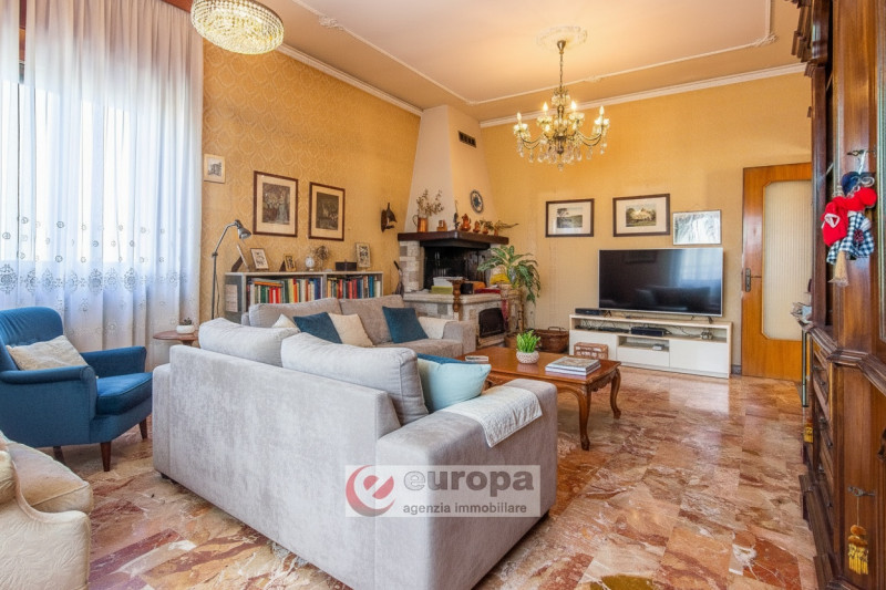 VICENZA, tra ANCONETTA ed OSPEDALETTO, offresi valida opportunità per due famiglie: una villetta ...