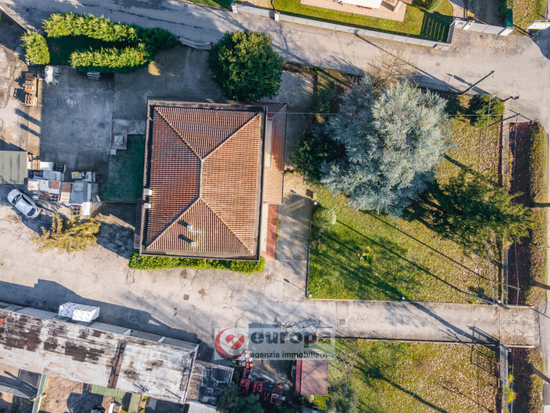 VICENZA, tra ANCONETTA ed OSPEDALETTO, offresi valida opportunità per due famiglie: una villetta ...