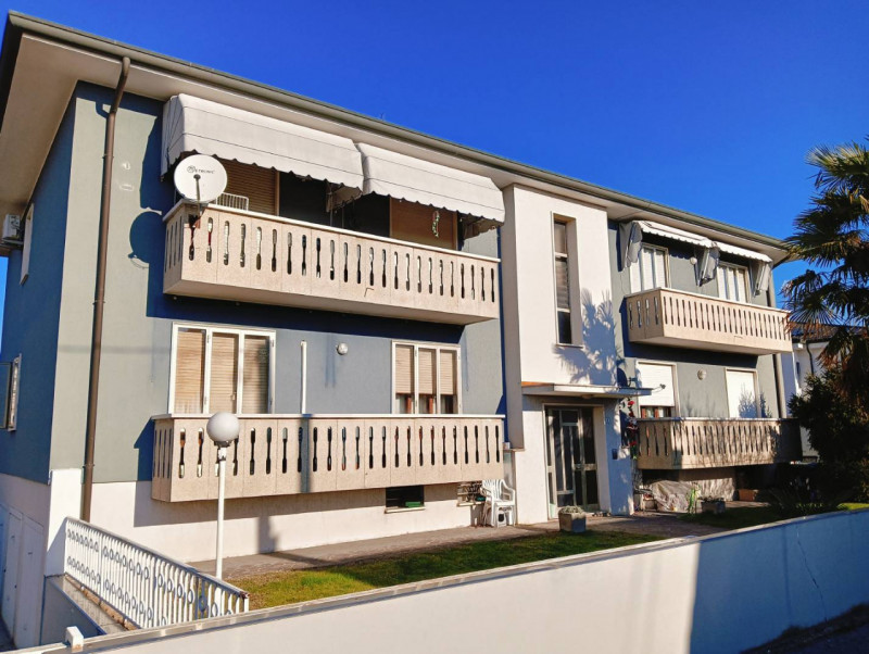 A San Martino di Lupari in zona tranquilla su palazzina di sole 4 unità, vendesi al piano primo c...