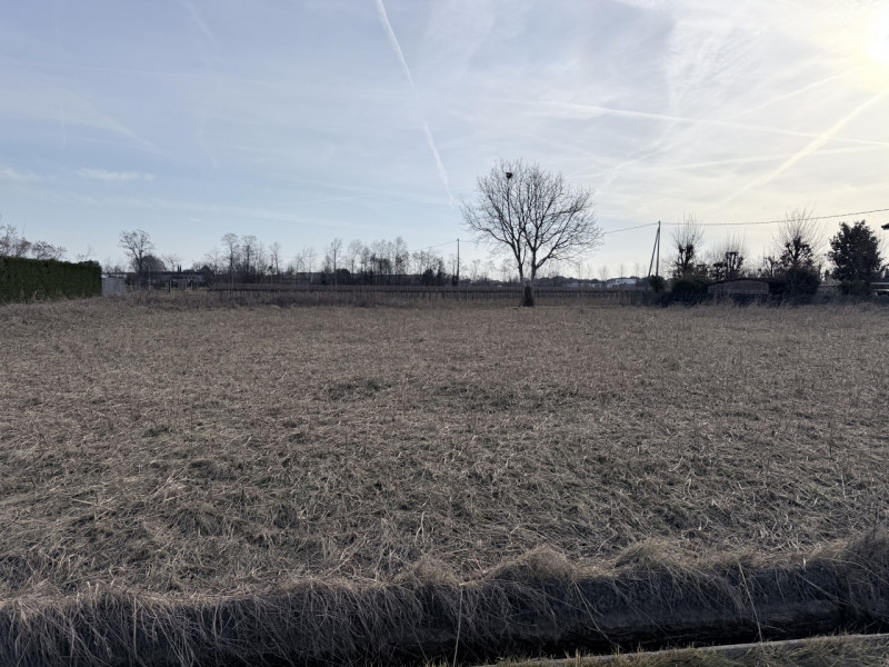 (Per INFO Fabrizio 333 7743912) A Montebelluna, nella tranquilla frazione di Sant'Andrea, in zona...