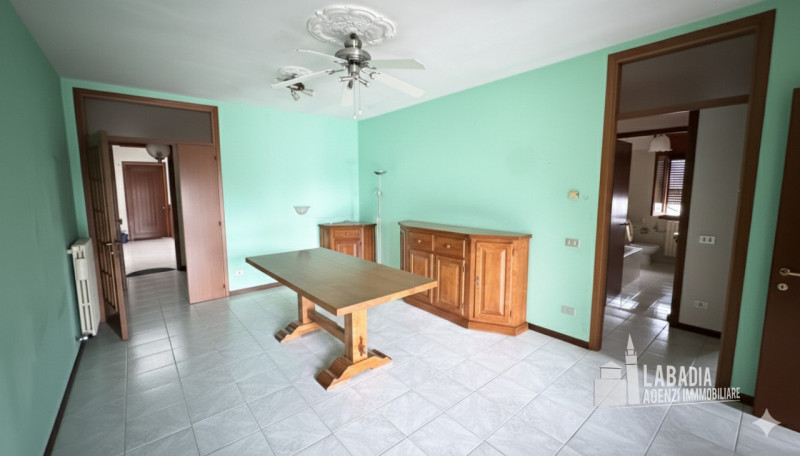 Proponiamo in vendita un affascinante appartamento quadrilocale situato nel cuore di Piacenza d’A...