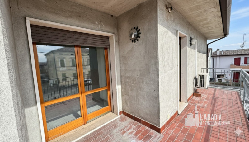 Proponiamo in vendita un affascinante appartamento quadrilocale situato nel cuore di Piacenza d’A...