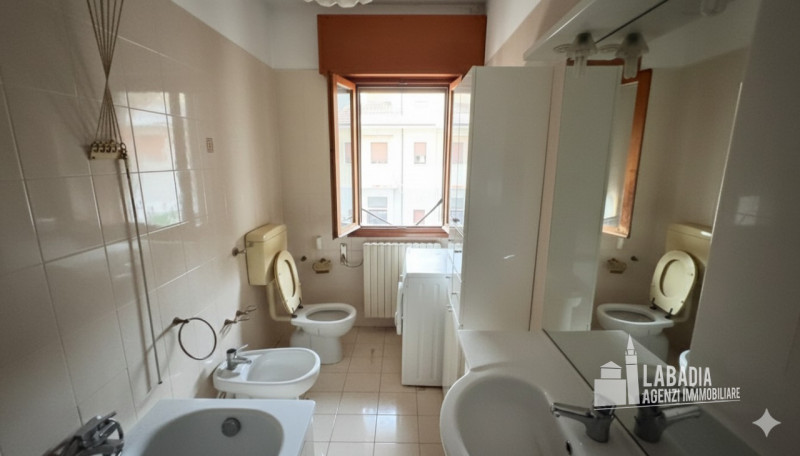 Proponiamo in vendita un affascinante appartamento quadrilocale situato nel cuore di Piacenza d’A...