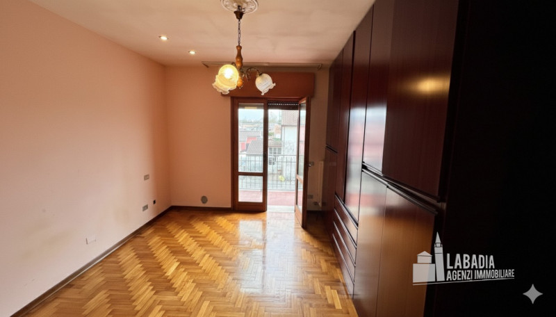 Proponiamo in vendita un affascinante appartamento quadrilocale situato nel cuore di Piacenza d’A...