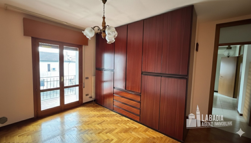 Proponiamo in vendita un affascinante appartamento quadrilocale situato nel cuore di Piacenza d’A...