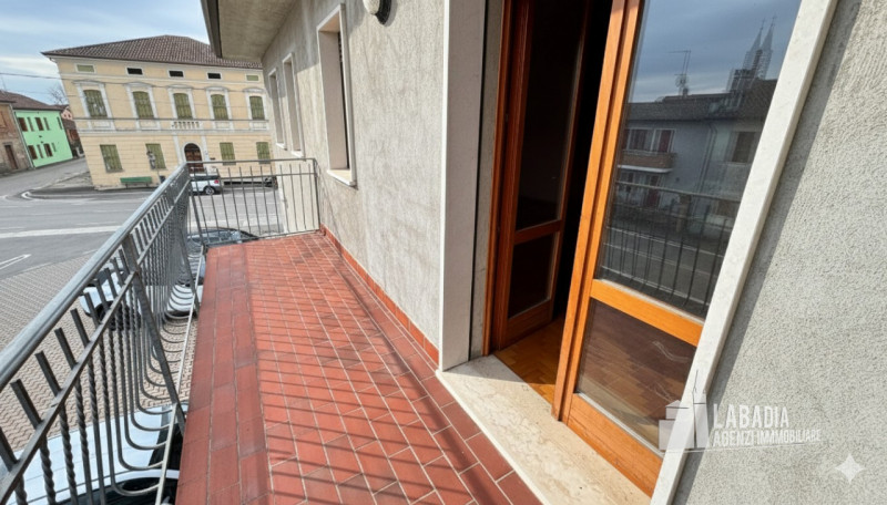 Proponiamo in vendita un affascinante appartamento quadrilocale situato nel cuore di Piacenza d’A...