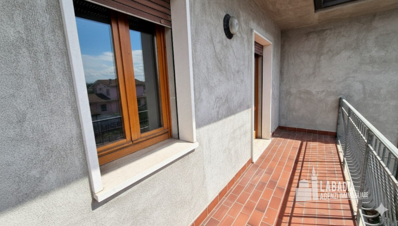 Proponiamo in vendita un affascinante appartamento quadrilocale situato nel cuore di Piacenza d’A...