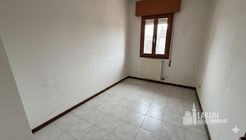 Proponiamo in vendita un affascinante appartamento quadrilocale situato nel cuore di Piacenza d’A...