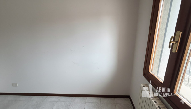 Proponiamo in vendita un affascinante appartamento quadrilocale situato nel cuore di Piacenza d’A...