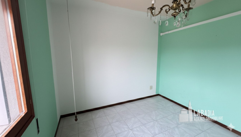 Proponiamo in vendita un affascinante appartamento quadrilocale situato nel cuore di Piacenza d’A...