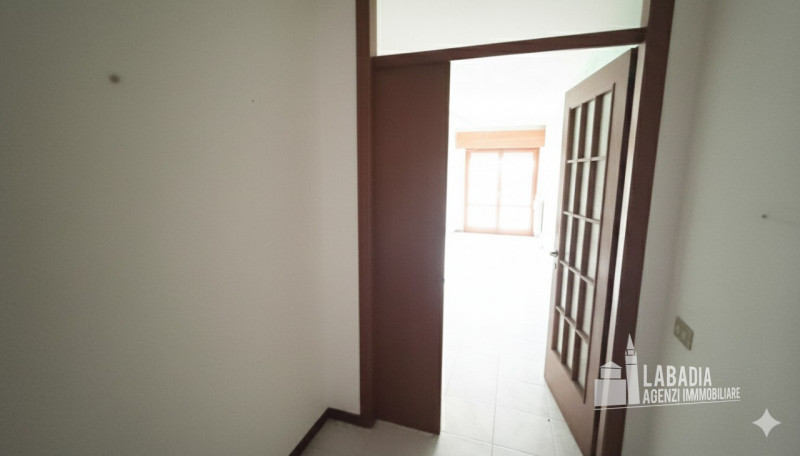 Proponiamo in vendita un affascinante appartamento quadrilocale situato nel cuore di Piacenza d’A...