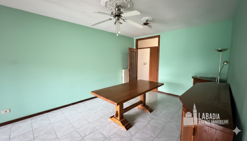 Proponiamo in vendita un affascinante appartamento quadrilocale situato nel cuore di Piacenza d’A...