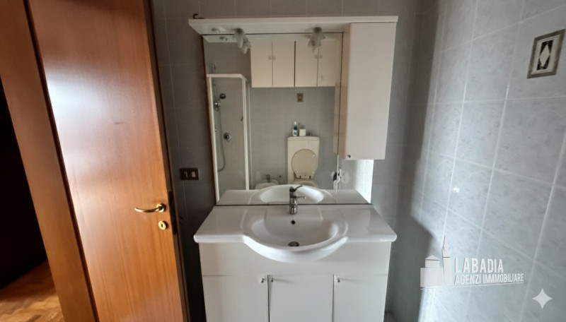 Proponiamo in vendita un affascinante appartamento quadrilocale situato nel cuore di Piacenza d’A...