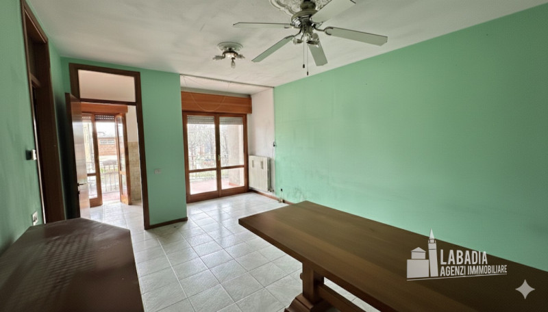 Proponiamo in vendita un affascinante appartamento quadrilocale situato nel cuore di Piacenza d’A...