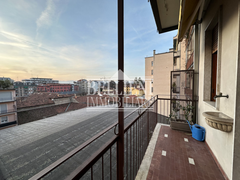 VIALE ROMA: Fuori dalle mura del centro storico e dalla ztl affittasi bicamere modernamente arred...