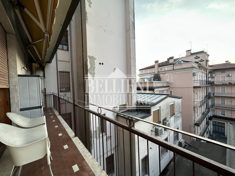 VIALE ROMA: Fuori dalle mura del centro storico e dalla ztl affittasi bicamere modernamente arred...