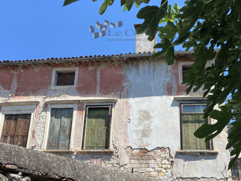 Scoprite questa signorile casa singola terratetto, ubicata in una posizione leggermente collinare...