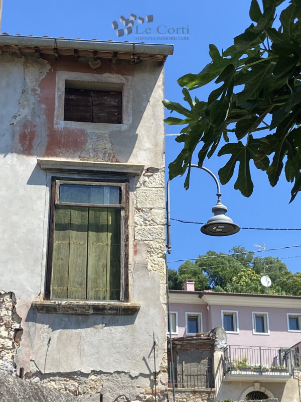 Scoprite questa signorile casa singola terratetto, ubicata in una posizione leggermente collinare...