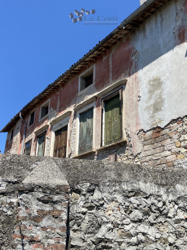 Scoprite questa signorile casa singola terratetto, ubicata in una posizione leggermente collinare...